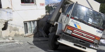 Gaziosmanpaşada kamyon gecekonduya çarptı