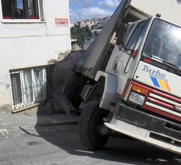 Gaziosmanpaşada kamyon gecekonduya çarptı