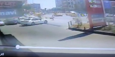 Gaziosmanpaşa'da tekstil firması sahibine silahlı saldırı kamerada 26 Gaziosmanpaşada tekstil firması sahibine silahlı saldırı kamerada