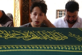 Geçirdikleri kazada ölen ağabeyinin cenazesinde fenalaştı 18 Geçirdikleri kazada ölen ağabeyinin cenazesinde fenalaştı