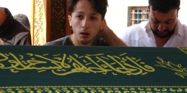 Geçirdikleri kazada ölen ağabeyinin cenazesinde fenalaştı 21 Geçirdikleri kazada ölen ağabeyinin cenazesinde fenalaştı