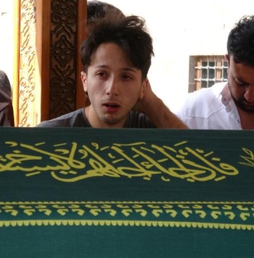 Geçirdikleri kazada ölen ağabeyinin cenazesinde fenalaştı