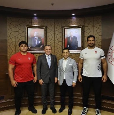 Gençlik ve Spor Bakanı Bak şampiyon güreşçileri kabul etti