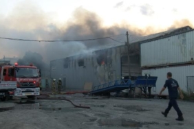 Geniş haber Ataşehirde iş yerinin deposunda çıkan yangın söndürüldü