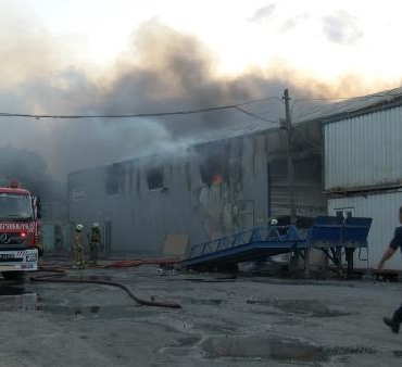 Geniş haber Ataşehirde iş yerinin deposunda çıkan yangın söndürüldü