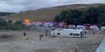 (Geniş haber)-Eyüpsultan'da otobüs devrildi çok sayıda yaralı var 15 Geniş haber-Eyüpsultanda otobüs devrildi çok sayıda yaralı var