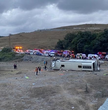 Geniş haber-Eyüpsultanda otobüs devrildi çok sayıda yaralı var