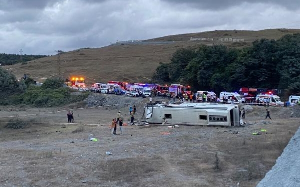 (Geniş haber)-Eyüpsultan'da otobüs devrildi çok sayıda yaralı var 6 Geniş haber-Eyüpsultanda otobüs devrildi çok sayıda yaralı var