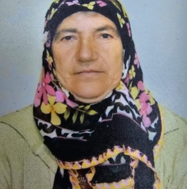 Geri manevra yapan kamyonetin çarptığı kadın öldü