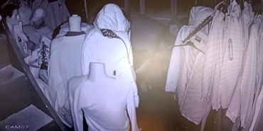 Girdikleri mağazada giysileri deneyip çaldılar 17 Girdikleri mağazada giysileri deneyip çaldılar