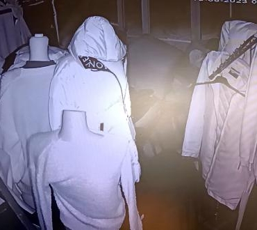 Girdikleri mağazada giysileri deneyip çaldılar