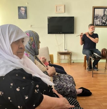 Görme engelli öğretmenden yaşlılara müzikle rehabilitasyon