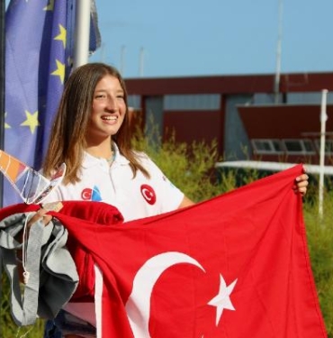 Göztepeli Defne dünyanın zirvesinde 8 Göztepeli Defne dünyanın zirvesinde