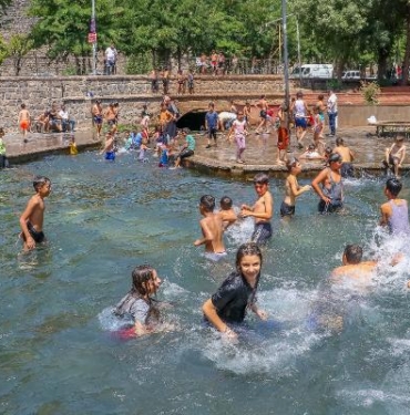 Güneydoğu'da 40 derecenin üzerindeki sıcakta sokaklar boş kaldı 9 Güneydoğuda 40 derecenin üzerindeki sıcakta sokaklar boş kaldı