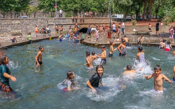 Güneydoğu'da 40 derecenin üzerindeki sıcakta sokaklar boş kaldı 1 Güneydoğuda 40 derecenin üzerindeki sıcakta sokaklar boş kaldı