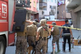 Güngören'de sinir krizi geçiren adamı özel harekat polisleri gözaltına aldı 5 Güngörende sinir krizi geçiren adamı özel harekat polisleri gözaltına aldı
