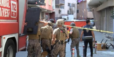 Güngören'de sinir krizi geçiren adamı özel harekat polisleri gözaltına aldı 7 Güngörende sinir krizi geçiren adamı özel harekat polisleri gözaltına aldı