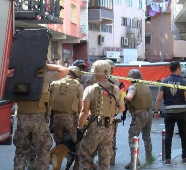 Güngörende sinir krizi geçiren adamı özel harekat polisleri gözaltına aldı