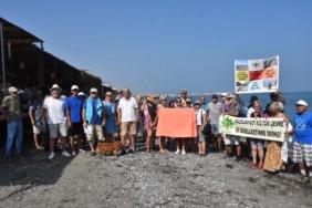 Güzelbahçe sahilinde 'Havlunu Kap Gel' eylemi 24 Güzelbahçe sahilinde Havlunu Kap Gel eylemi