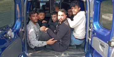 Hafif ticari araç ve taksi ile balık istifi göçmen kaçakçılığı 27 Hafif ticari araç ve taksi ile balık istifi göçmen kaçakçılığı