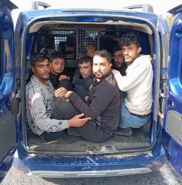 Hafif ticari araç ve taksi ile balık istifi göçmen kaçakçılığı