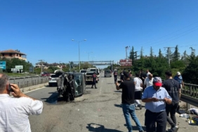 Hafif ticari araç yol kenarındaki otomobile çarptı 8 yaralı