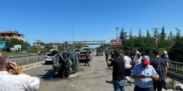 Hafif ticari araç yol kenarındaki otomobile çarptı: 8 yaralı 35 Hafif ticari araç yol kenarındaki otomobile çarptı 8 yaralı