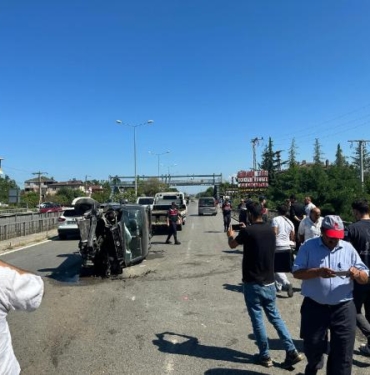 Hafif ticari araç yol kenarındaki otomobile çarptı 8 yaralı