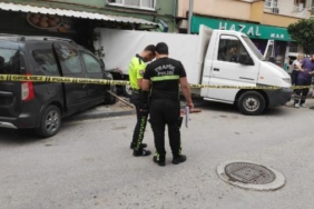 Hafif ticari aracın çarptığı kamyonetle duvar arasında sıkışan yaya öldü 17 Hafif ticari aracın çarptığı kamyonetle duvar arasında sıkışan yaya öldü