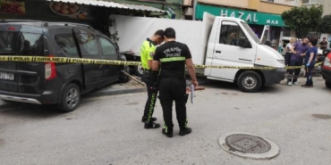 Hafif ticari aracın çarptığı kamyonetle duvar arasında sıkışan yaya öldü 19 Hafif ticari aracın çarptığı kamyonetle duvar arasında sıkışan yaya öldü