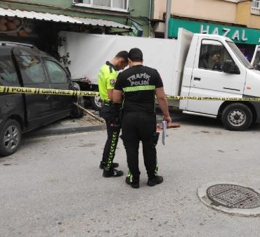 Hafif ticari aracın çarptığı kamyonetle duvar arasında sıkışan yaya öldü
