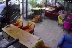 Hafif ticari aracın kafeye girdiği anlar kamerada