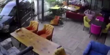 Hafif ticari aracın kafeye girdiği anlar kamerada