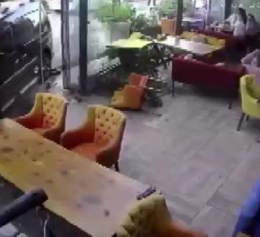 Hafif ticari aracın kafeye girdiği anlar kamerada