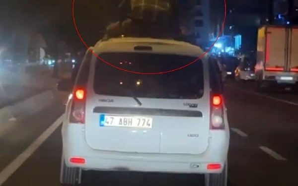 Hafif ticari aracın üzerinde seyahat etti