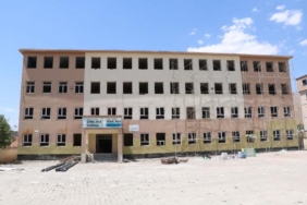 Hakkaride deprem riskine karşı boşaltılan okullarda güçlendirme çalışması