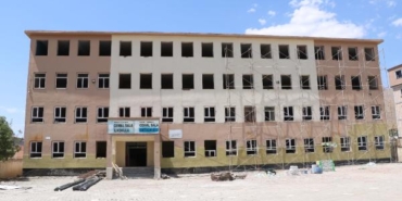 Hakkari'de deprem riskine karşı boşaltılan okullarda güçlendirme çalışması 1 Hakkaride deprem riskine karşı boşaltılan okullarda güçlendirme çalışması