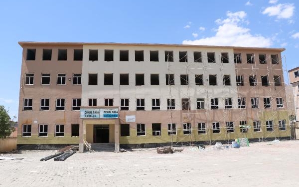 Hakkaride deprem riskine karşı boşaltılan okullarda güçlendirme çalışması