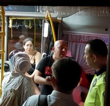 Halk otobüsü şoförü, klima tartışmasında 'Psikolojim bozuldu' diyerek araçtan indi 5 Halk otobüsü şoförü klima tartışmasında Psikolojim bozuldu diyerek araçtan indi