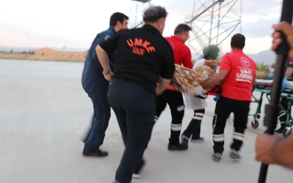 Hamile kadın, Sikorsky helikopterle hastaneye ulaştırıldı 1 Hamile kadın Sikorsky helikopterle hastaneye ulaştırıldı