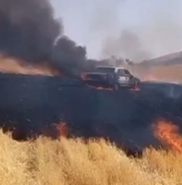 Hasadı yapılmış tarlada park halindeki otomobil alev alarak yandı