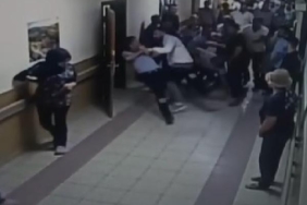 Hasta yakınları güvenlik görevlilerini darbetti o anlar kamerada