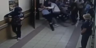 Hasta yakınları güvenlik görevlilerini darbetti o anlar kamerada