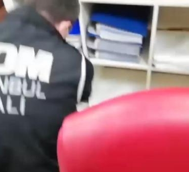 Hastalarından bıçak parası isteyen doktorun muayenehanesinden de para çıktı 4 Hastalarından bıçak parası isteyen doktorun muayenehanesinden de para çıktı