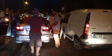 Hastane yolunu trafiğe kapatıp asker eğlencesi yapan gençlere tepki