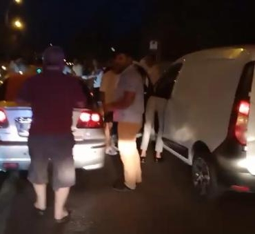 Hastane yolunu trafiğe kapatıp asker eğlencesi yapan gençlere tepki 3 Hastane yolunu trafiğe kapatıp asker eğlencesi yapan gençlere tepki