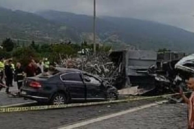 Hatayda karşı şeride geçen TIR otomobile çarptı 1 ölü 2 yaralı