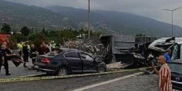 Hatayda karşı şeride geçen TIR otomobile çarptı 1 ölü 2 yaralı