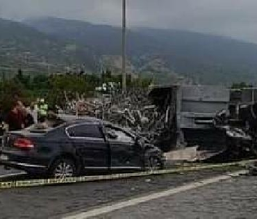 Hatayda karşı şeride geçen TIR otomobile çarptı 1 ölü 2 yaralı