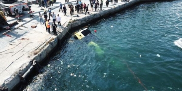havadan fotoğraflar // Eminönü'nde denize düşen otobüs vinçle çıkarılıyor 27 havadan fotoğraflar Eminönünde denize düşen otobüs vinçle çıkarılıyor